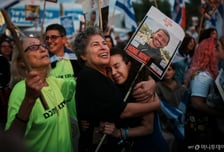 하마스, 이스라엘 인질 석방 시작…생존자20명 중 7명 첫 인도