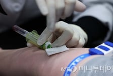 혈액 한 방울로 암 진단? 한국선 무리…식약처 5년째 '기준'도 안 정해
