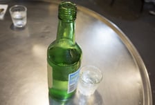 재판부도 "왜 자꾸 소주병 드냐"…남친 내려친 20대 여성 집유