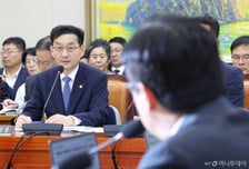 "캄보디아 軍작전 펼쳐야" "쿠팡 김범석 재소환" 정무위 여야 한목소리