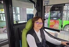 "엄마·아빠가 버스기사" 33세 딸도 운전대 잡았다…승객들 "멋져요"