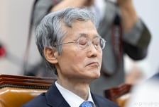 입 다문 曺… 고성만 오간 법사위