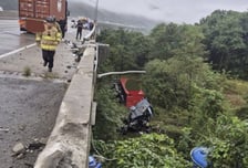 25t 트레일러 경부고속 추풍령 대교 추락..빗길에 미끄러져 충돌