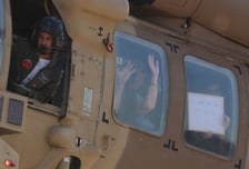 "이스라엘 인질 子 풀려나"…'뇌졸중 수술' 父도 벌떡, 껴안았다