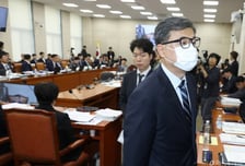 진화위 국장, 올해도 얼굴 공개 거부…'퇴장' 조치로 국정감사 문 연 행안위