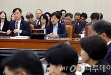 정은경 복지장관 "의료재난위기 '심각' 단계, 이달 중 하향 조정"