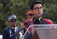 "발포 거부" 군부도 돌아섰다…Z세대 시위에 대통령 피신한 이 나라