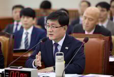 기후장관 "신규 원전 2기, 재검토 대상…필요 없으면 안 할 수도"