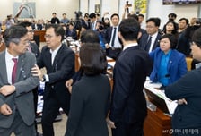 "새X야, 너 나가" 국회의원들의 난데없는 '벤치 클리어링'…왜?