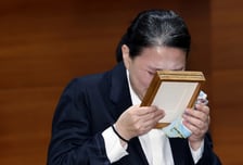 MBC, 고 오요안나 유족에 '명예사원증' 전달…사내 추모공간 마련