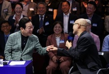 李 손잡은 홍석천 "잘생겼지만 내 스타일 아냐"…대통령 반응은?