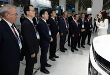 [사진]친환경 수소전기차 '넥쏘' 살피는 내빈들