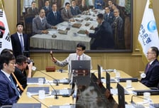 부동산 추가 대책에도 10월 금리동결 유력…"연내 인하 불투명"