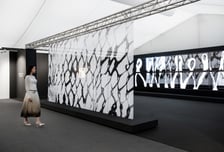 런던서 한국 전통 수묵 추상화가 LG 올레드TV로 전시