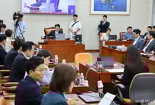 與 "알박기 인사·질의 사주" 野 "모욕감"…교육위 공방