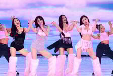 "막내 쯔위도 노출"…트와이스, 속옷 차림 파격 무대에 '후끈'