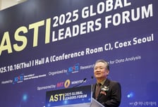 [사진]축사하는 강호병 머니투데이 대표