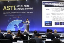 [사진]발표하는 변정은 센터장