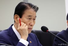 野 "보훈장관, 세종 근무 단 8일"…권오을 "이재명 대통령도 지적" 수긍