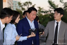 '1.4조원 파기환송' 말 아낀 최태원…취재진 질문에는 '미소'