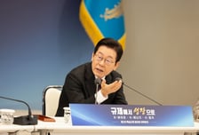 李 "금지 안된 건, 웬만하면 허용"… 규제 새 패러다임 주문