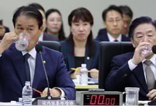 "민족대표 국적 日?" "北, 주적이냐"… 역사관 성토장