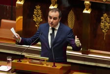 '연금 개혁 연기' 제안 통했다…프랑스 총리, 2차례 불신임 투표서 생존