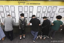 고용 끌어 올린 '소비쿠폰'…취업자 31.2만 증가, 19개월 만에 최대