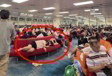 공항 승객들 서 있는데…"대기석 5개에 드러누운 한국인 모녀, 망신"