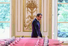 1년 새 총리 두 번 바뀐 프랑스…S&amp;P 신용등급 A+로 강등