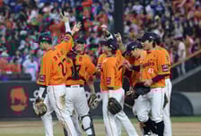 한화, 삼성과 PO 1차전 '역전승'…18년 만 포스트시즌 홈 승리