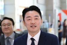 [속보]'유럽행' 강훈식 비서실장 "수주량 늘리는 것 방문 목표…국부 창출 조금이라도 기여"