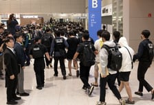 줄줄이 수갑 찬 캄보디아 송환자들…경찰, 오늘밤 구속영장 판단