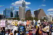 전투기 탄 트럼프, '오물' 퍼부었다…'노 킹스' 시위에 AI 영상으로 조롱