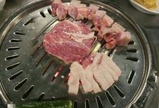 "제주도 안 바뀝니다"…'부실 김밥' 이어 '비계 목살' 논란