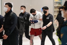 팔다리 화려한 문신…  고개 숙인 수갑행렬