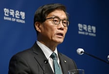 이창용 "소비쿠폰 불가피했다…내년 상반기 지나야 효과 확인"