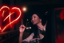 '총알 립스틱'이 뭐길래…K팝식 홍보로 글로벌 저격한 MZ 코덕