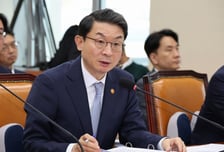 이억원 금융위원장 "MBK, 전향적인 자세로 책임 다해야"