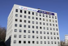 이런 갑질도…교직원에게 '반려견 배변 처리' 시킨 사립학교 이사장