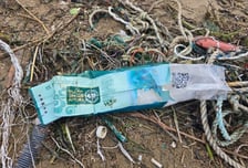 '중국산 우롱차' 속 수상한 흰색 가루…해변 떠밀려와 주민이 발견