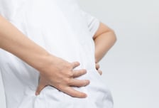 "TV보다 잠든 아빠, 허리 아픈 이유 있었네"…'여기'서 자면 척추에 최악