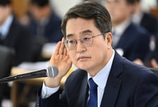 경기도 국감에 등장한 김현지 영상…김동연 "이 사람 이야기가 왜"