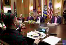 트럼프, 지도 던지며 젤렌스키에 양보 강요…"자주국방해야 대칭적 동맹"