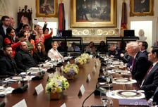 젤렌스키에 지도 던지며 양보 강요한 트럼프…"한미동맹도 불확실성 커져"