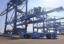 부산항 완전자동화부두 2차 하역장비 제작 가속