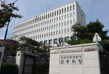 10대 딸 때리고 뜨거운 물을…숨지게 한 가수 겸 아나운서 엄마 재판행