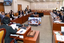 "문재인 기소는 검찰권 남용" vs "권력형 비리 사건" 법사위 공방