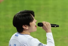 [포토] 디케이 '심금 울리는 애국가 열창'