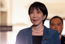 '강한 일본' 꺼내든 여자 아베… 한일관계 험로 예고